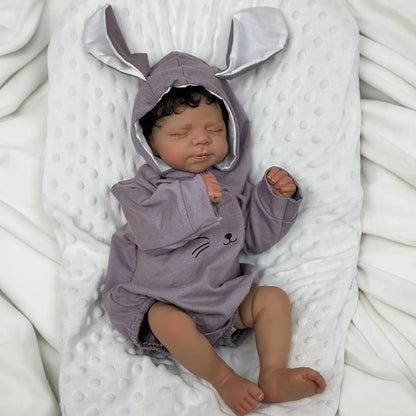 45cm Reborn Puppe Mädchen Pascale mit geschlossenen Augen dunkler Haut und kurzem Haar