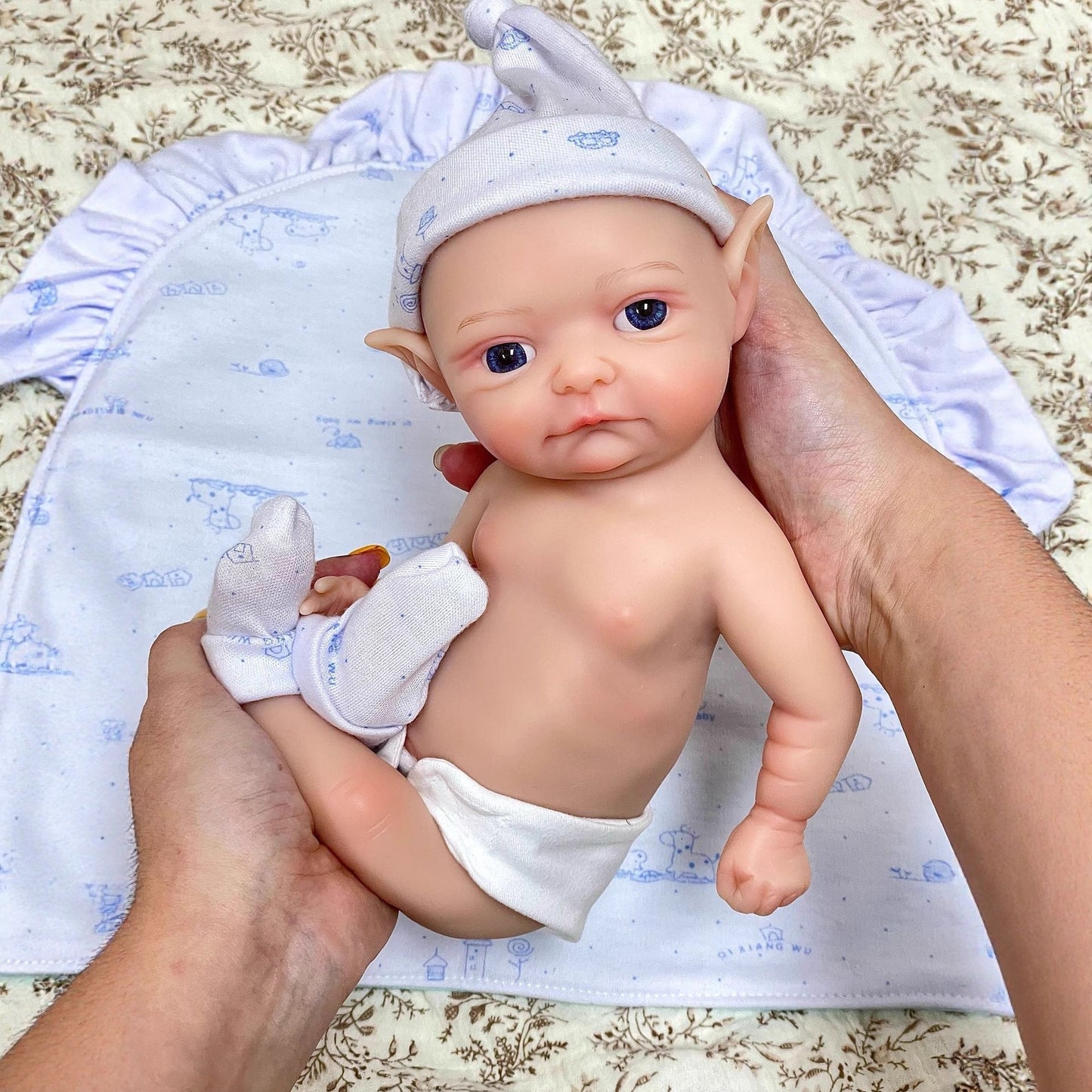 30 cm lebensechte Reborn-Puppe aus Vollsilikon mit geschlossenen Augen und Elfenohren