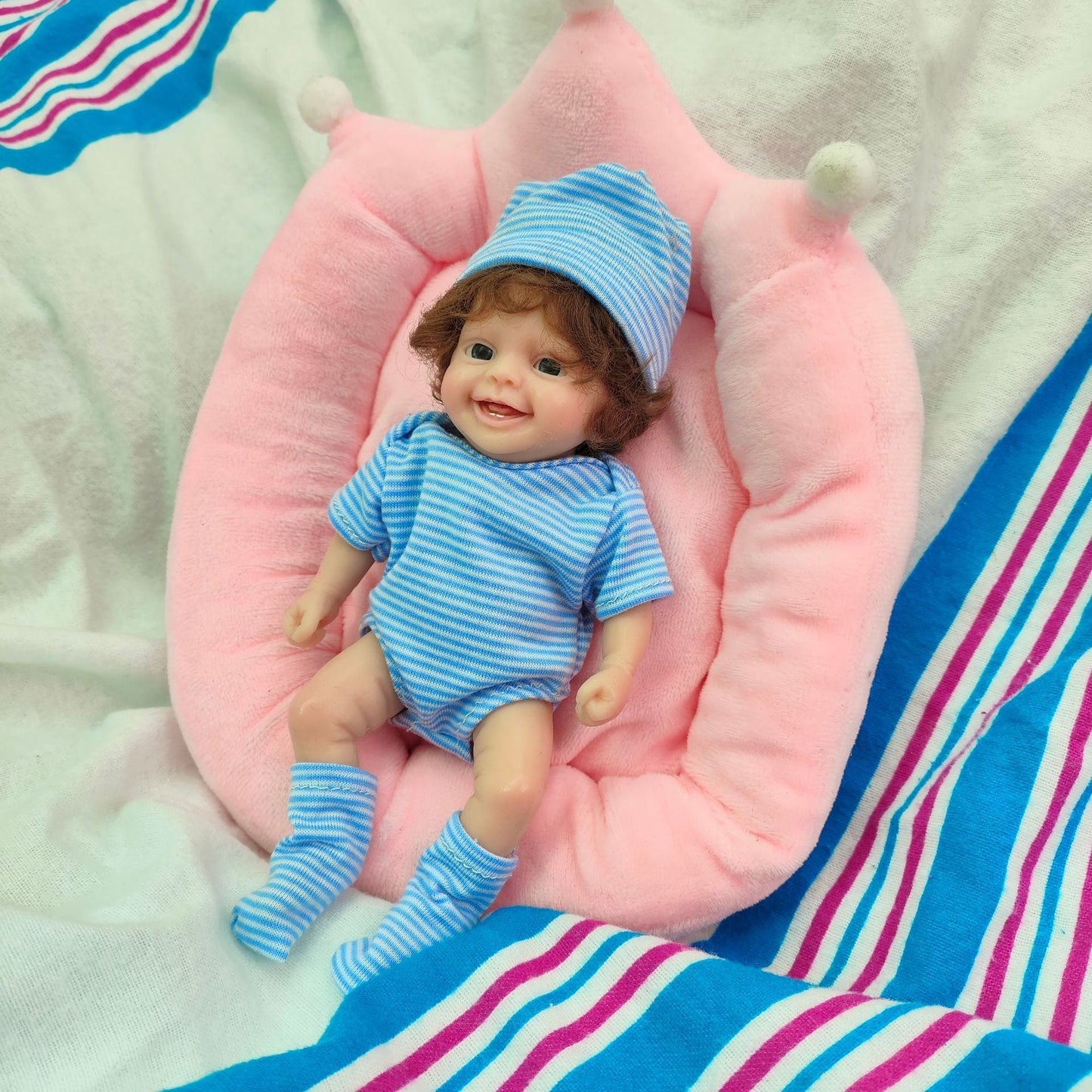 15 cm Mini-Reborn-Puppe aus Vollsilikon mit offenen Augen in blauer Kleidung