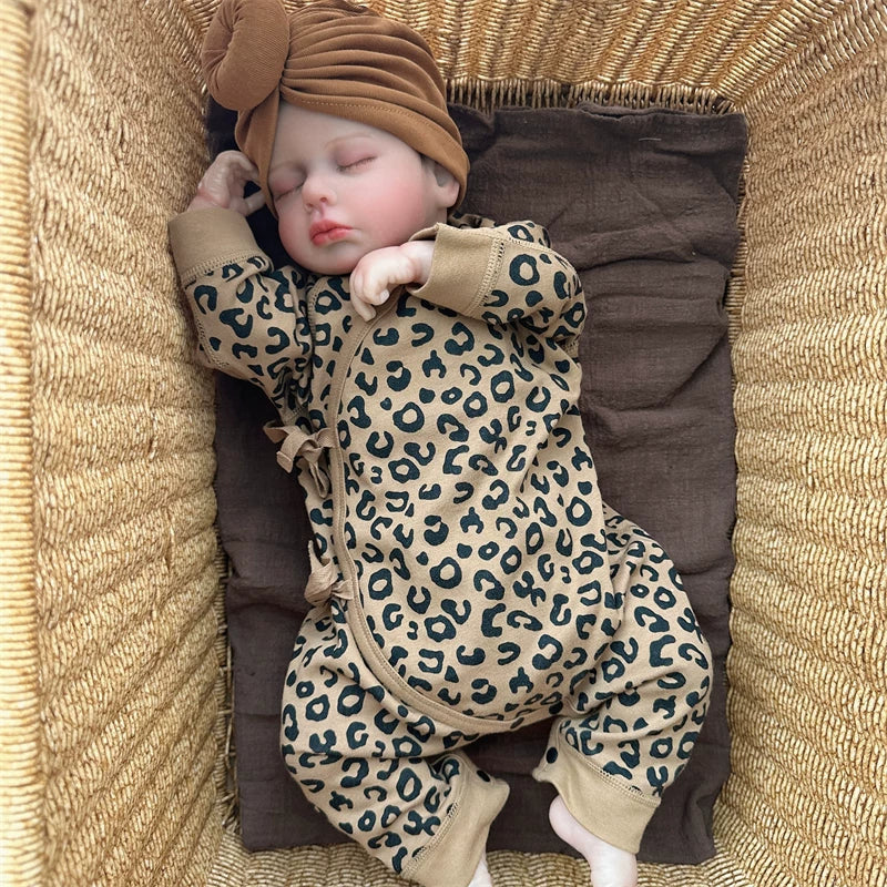 20 Zoll niedliche Reborn Puppe Loulou mit geschlossenen Augen im Leopardenmuster-Kleid
