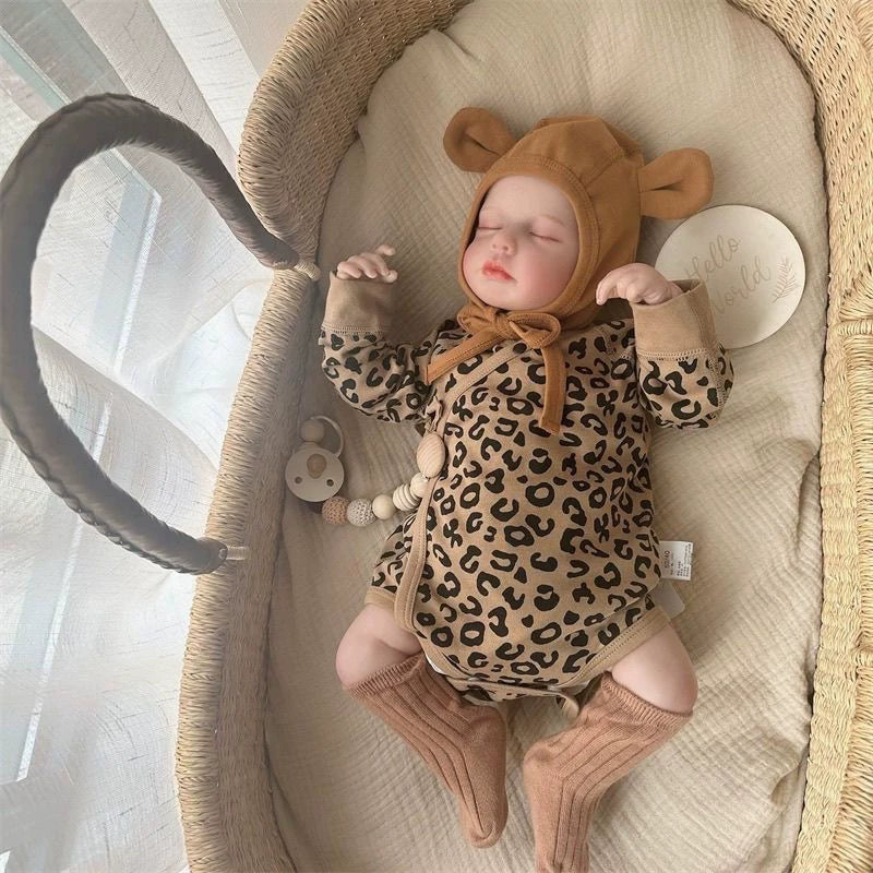 20 Zoll niedliche Reborn Puppe Loulou mit geschlossenen Augen im Leopardenmuster-Kleid