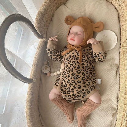 20 Zoll niedliche Reborn Puppe Loulou mit geschlossenen Augen im Leopardenmuster-Kleid