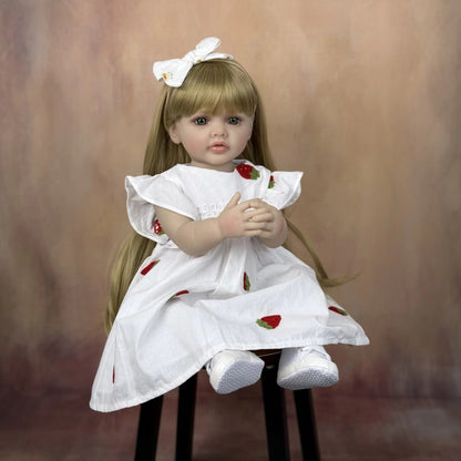 55 cm rebornte Baby-Dame Betty mit offenen Augen und langen blonden Haaren im weißen Kleid