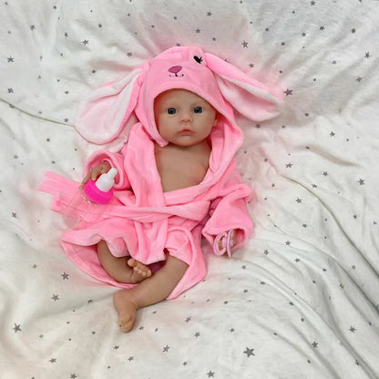 30cm weiches Silikon-Reborn-Baby-Mädchen mit blauen Augen im rosa Bademantel - Meadow