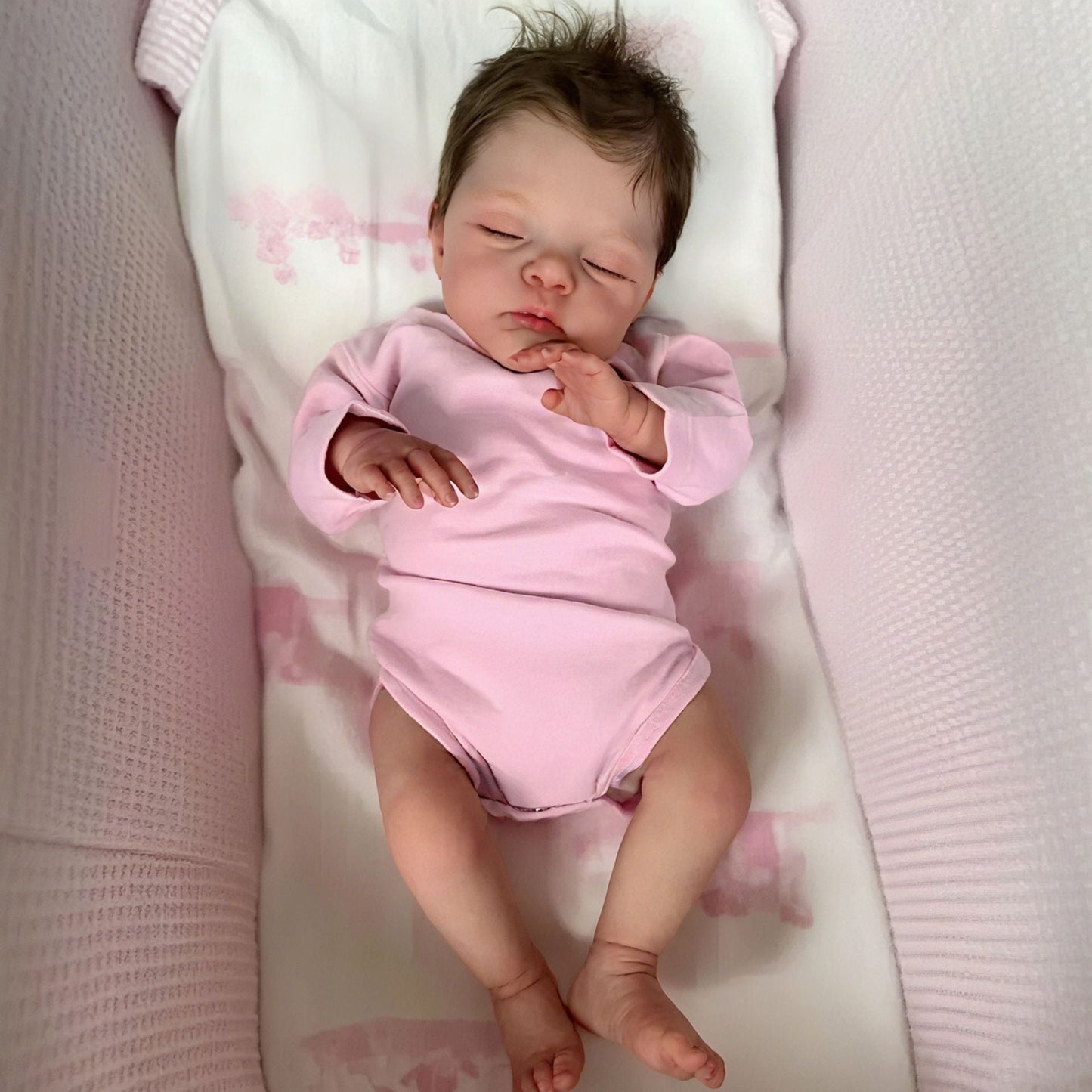 45 cm lebensechte Reborn-Puppe Irys mit weichem Körper geschlossenen Augen und rosa Kleidung