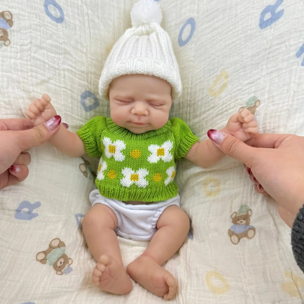 30 cm schlafende Pascale Reborn Puppe aus Vollsilikon in grünem Strickoutfit