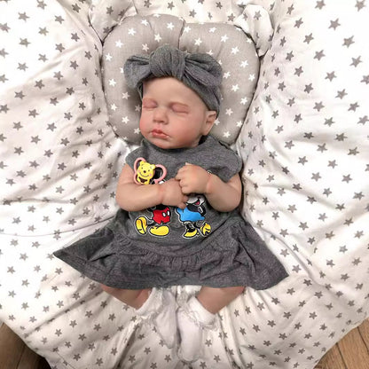 19 Zoll Reborn-Puppe mit geschlossenen Augen in grauer Kleidung - Loulou