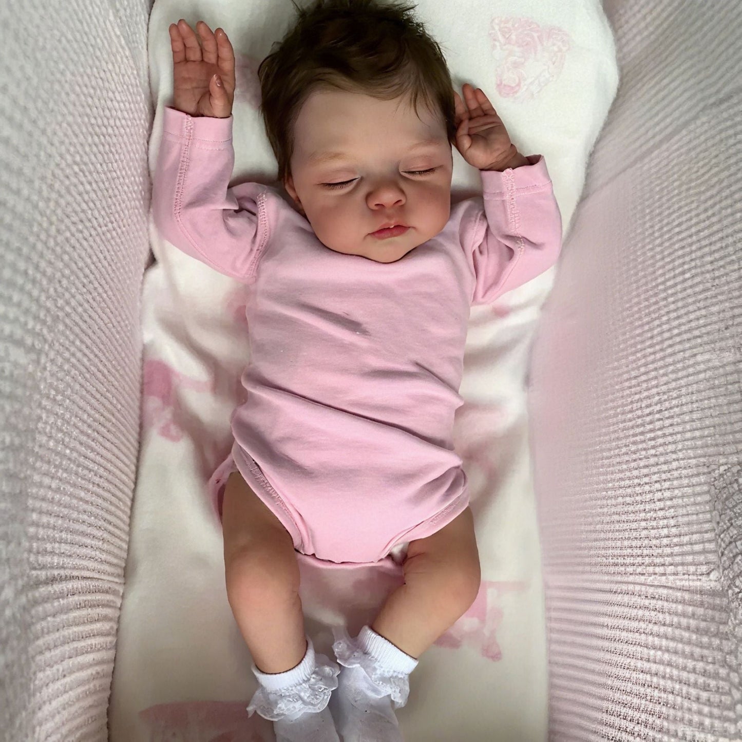 45 cm lebensechte Reborn-Puppe Irys mit weichem Körper geschlossenen Augen und rosa Kleidung