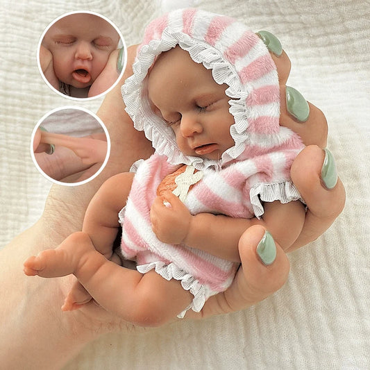 15 cm Loulou Mini Reborn Puppe aus Silikon mit dunkler Hautfarbe und rosa gestreiftem Outfit