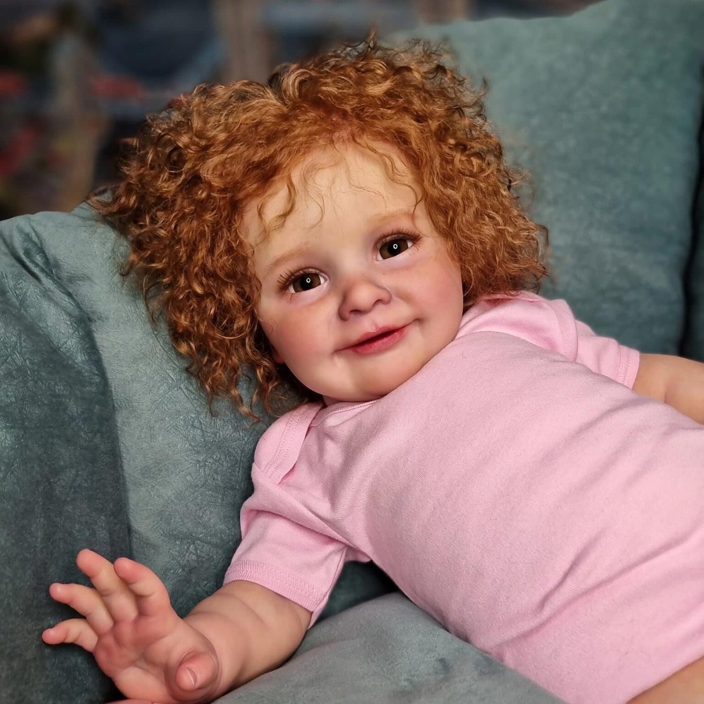 66 cm Reborn-Puppe mit offenen Augen lockigem Haar und rosa Kleidung - Zoe