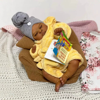 19 Zoll realistische geschlossene Augen dunkle Haut Reborn Puppe Pfirsiche im gelben Bademantel