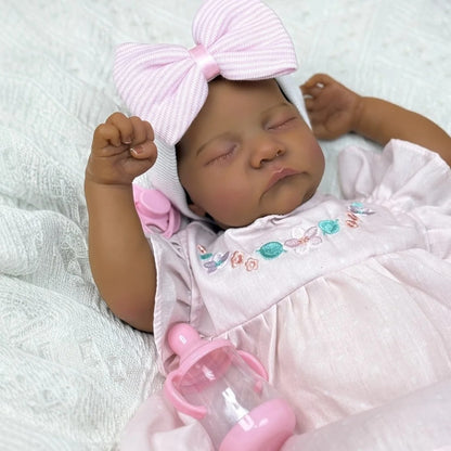 48cm Reborn Babypuppe Levi mit geschlossenen Augen dunkler Haut und weichem Körper im rosa Kleid
