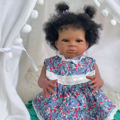 50cm offene Augen dunkle Haut lockiges Haar Reborn-Puppe im Blumenkleid – Lanny