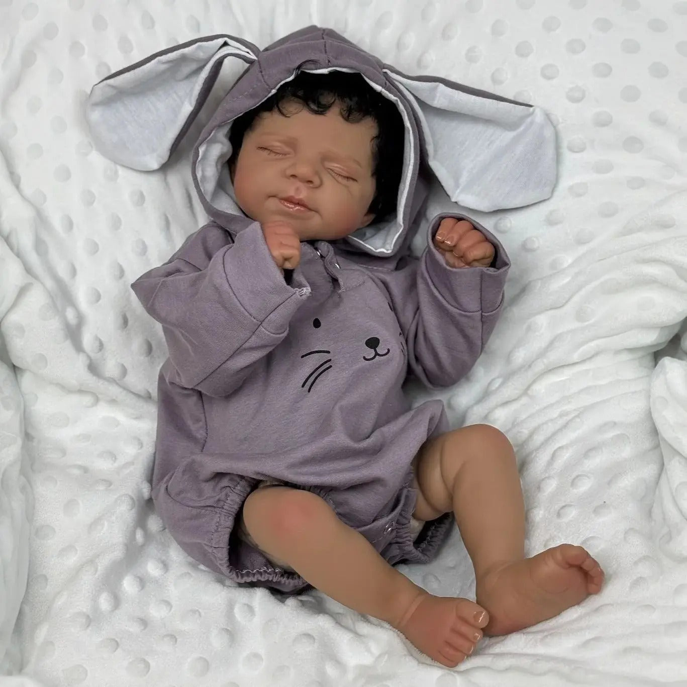 45cm Reborn Puppe Mädchen Pascale mit geschlossenen Augen dunkler Haut und kurzem Haar