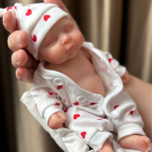 20cm Silikon Reborn Babypuppe Peaches mit geschlossenen Augen im roten Herzchen-Strampler