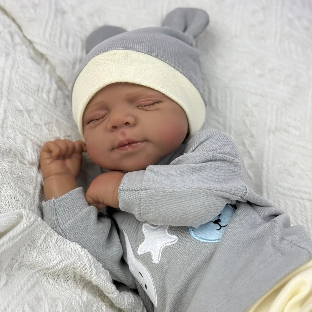 48cm lebensechte Reborn-Puppe mit weichem Körper geschlossenen Augen dunkler Haut Pascale