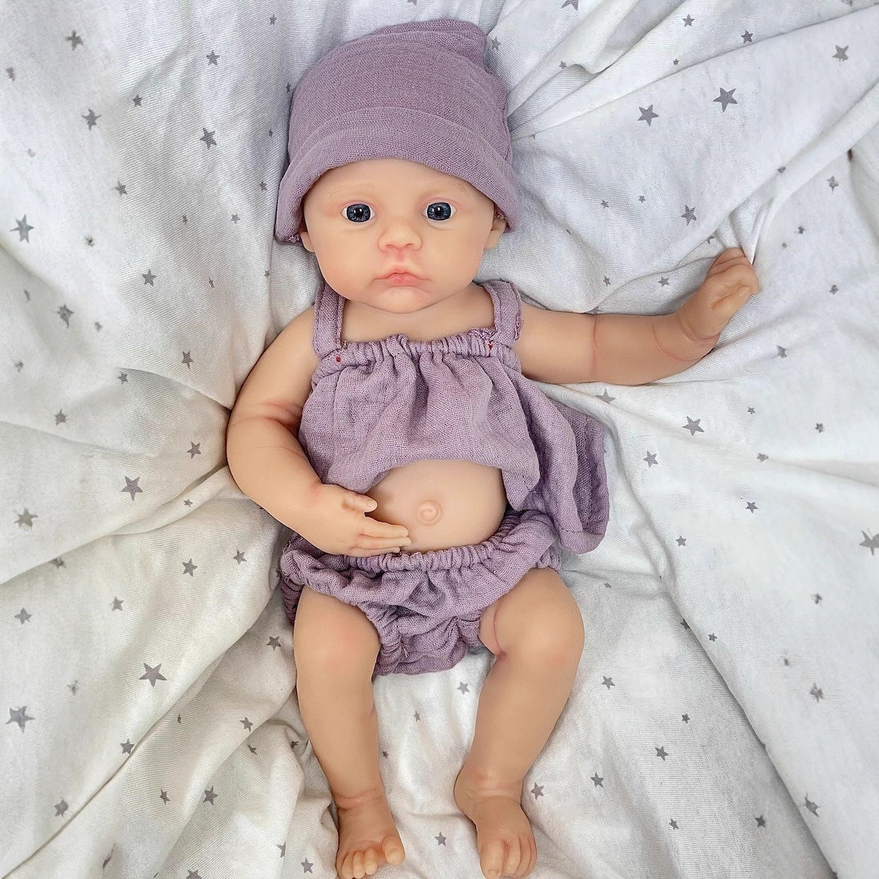 30cm weiches Silikon-Reborn-Baby-Mädchen mit blauen Augen und lila Kleidung - Meadow