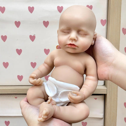 30 cm lebensechte Reborn-Puppe aus Vollsilikon mit geschlossenen Augen Mädchen in weißer Plüschkleidung