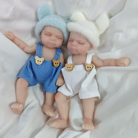 6 Zoll Silikon Mini Reborn Puppe Mädchen Pascale in Bären-Latzhose mit geschlossenen Augen