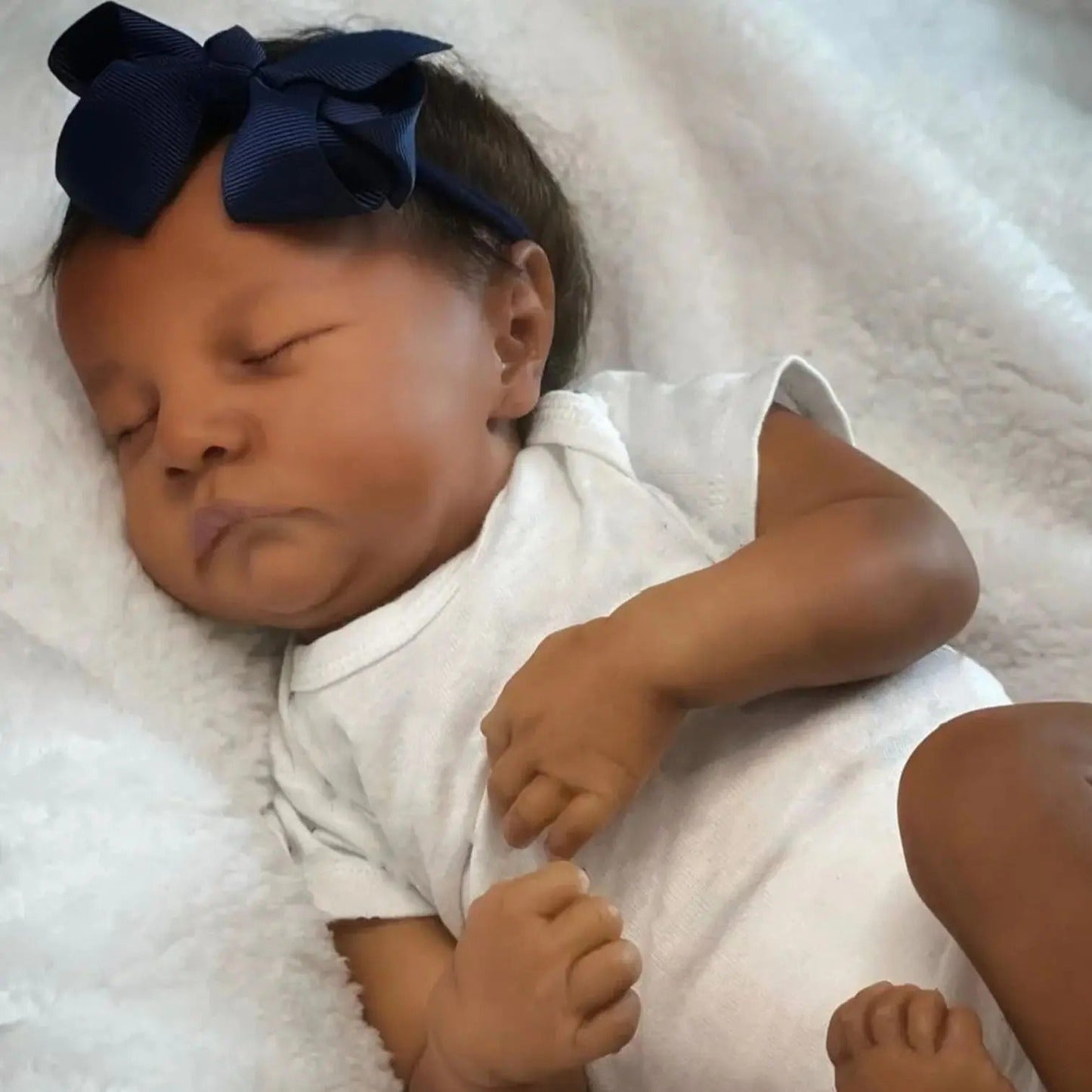 45cm Reborn Puppe mit geschlossenen Augen dunkler Haut und kurzem Haar – Levi