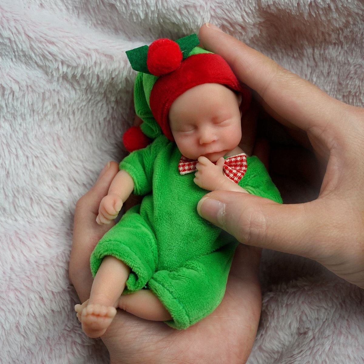 6 Zoll geschlossene Augen Mini Reborn Puppe Junge mit Weihnachtskleidung-Levi