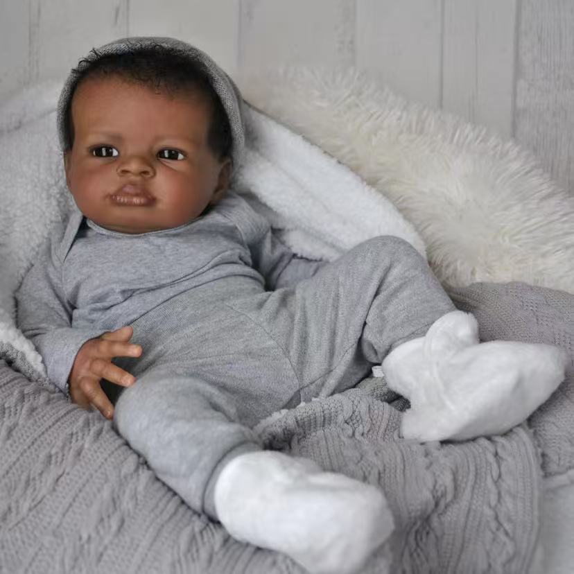20 Zoll offene Augen dunkle Haut lockiges Haar Reborn Puppe in grauer Kleidung-Lanny