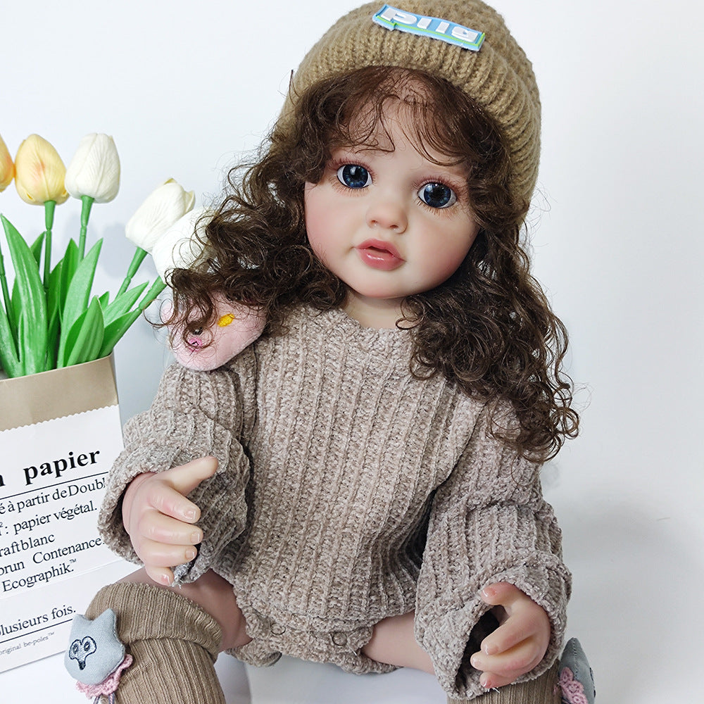 22 Zoll Reborn-Puppe mit lockigem Haar und braunem Pullover - Betty