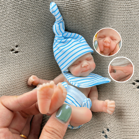 15 cm Silikon Reborn Puppe Pascale mit geschlossenen Augen in blau-weiß gestreiften Outfits