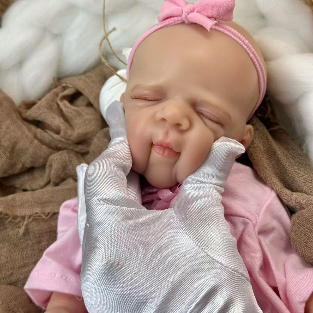 30 cm Pascale Reborn-Puppe aus Vollsilikon in rosa Kleidung