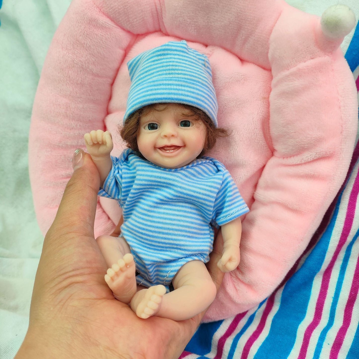 15 cm Mini-Reborn-Puppe aus Vollsilikon mit offenen Augen in blauer Kleidung