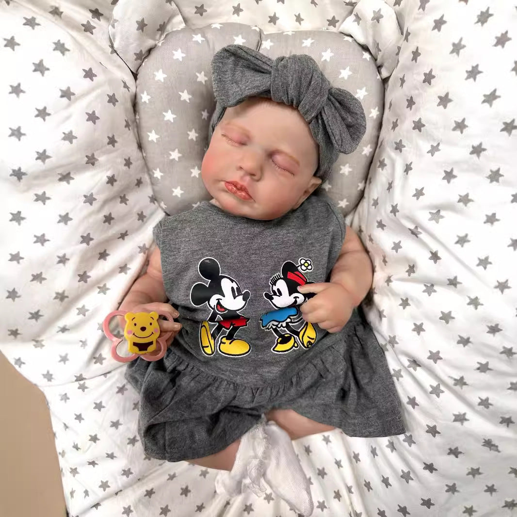 19 Zoll Reborn-Puppe mit geschlossenen Augen in grauer Kleidung - Loulou