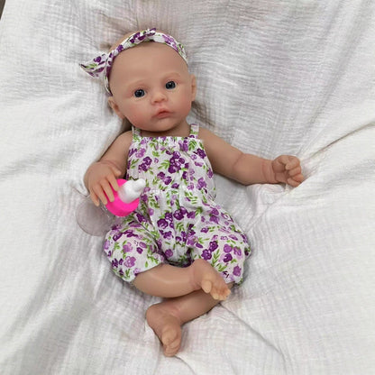 30cm weiches Silikon-Reborn-Baby-Mädchen mit blauen Augen im lila geblümten Kleid - Wiese