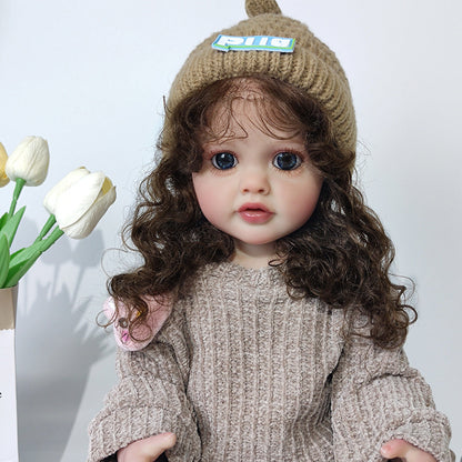 22 Zoll Reborn-Puppe mit lockigem Haar und braunem Pullover - Betty