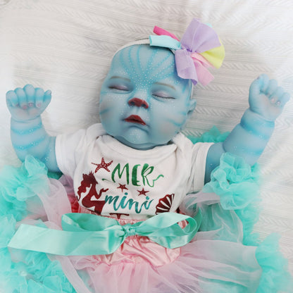 19 Zoll reborntes Mädchen namens Peaches mit geschlossenen Augen im blauen Kleid