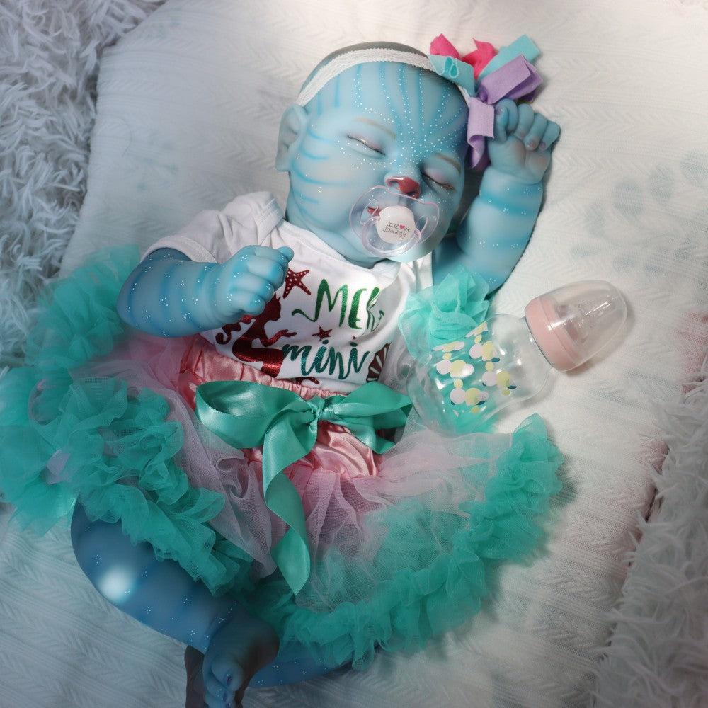 19 Zoll reborntes Mädchen namens Peaches mit geschlossenen Augen im blauen Kleid