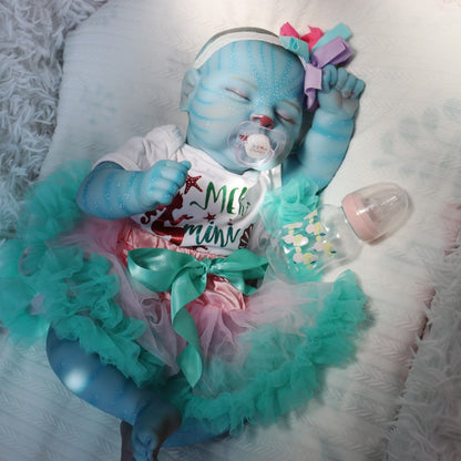 19 Zoll reborntes Mädchen namens Peaches mit geschlossenen Augen im blauen Kleid