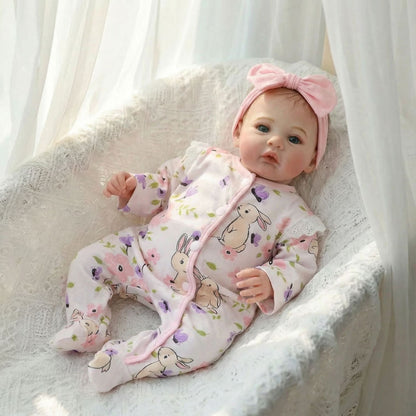 48 cm Reborn Babypuppen mit blauen Augen Modell Meadow Strampler mit Blumenmuster