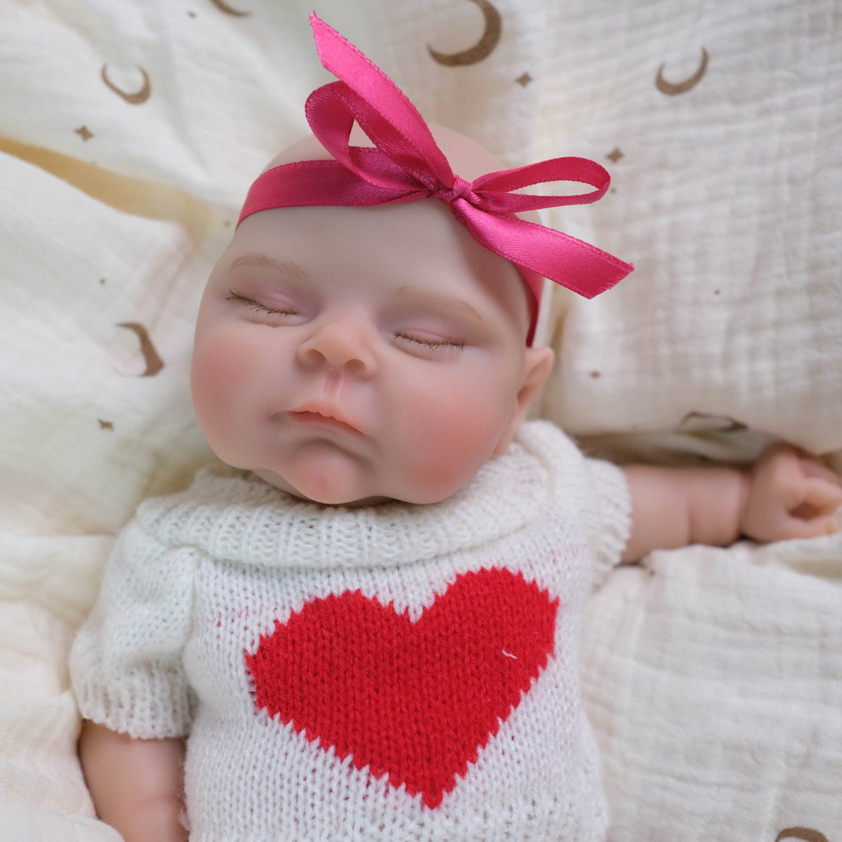 30 cm weiches Silikon-Reborn-Baby-Mädchen mit geschlossenen Augen Pfirsichfarben in weißer Kleidung
