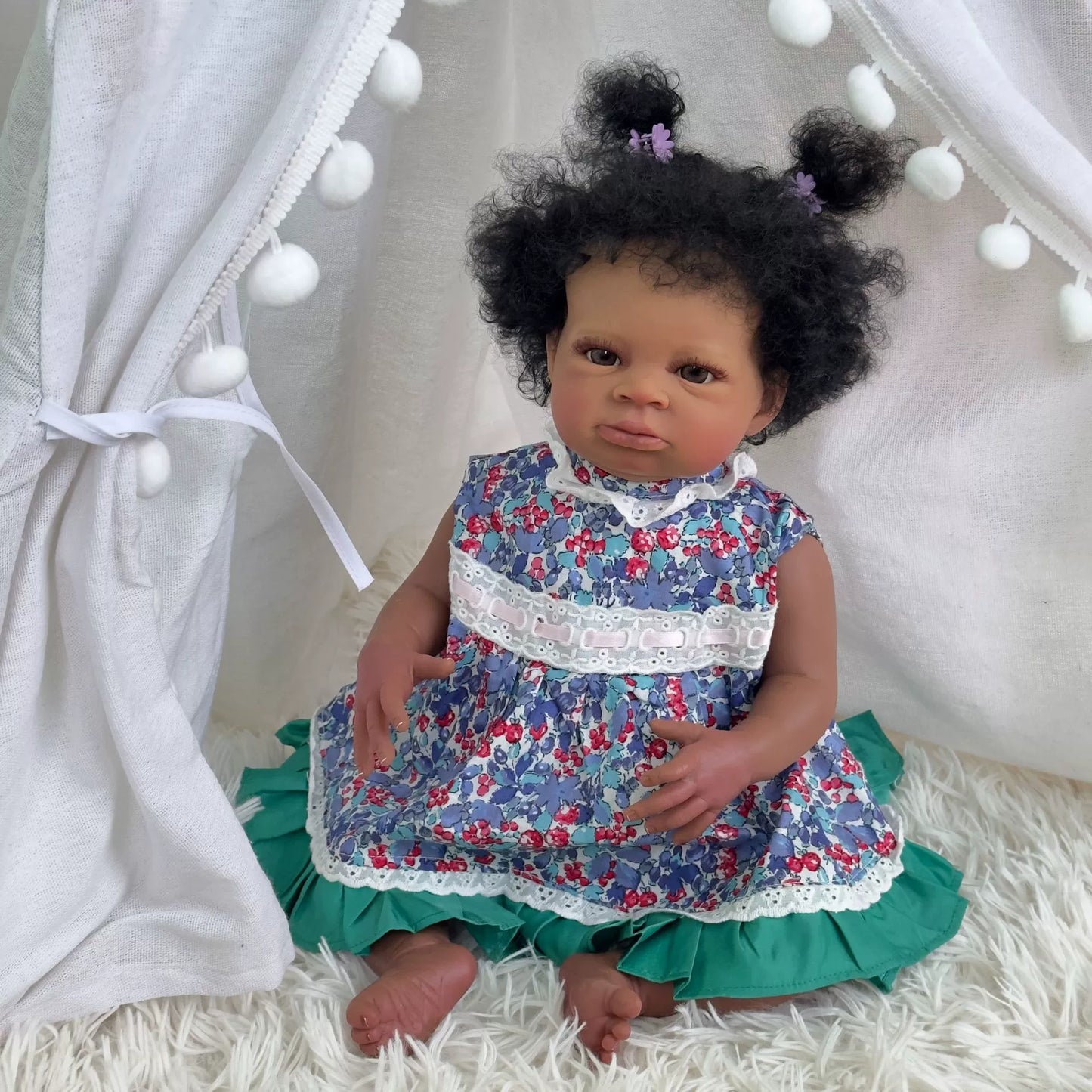 50cm offene Augen dunkle Haut lockiges Haar Reborn-Puppe im Blumenkleid – Lanny