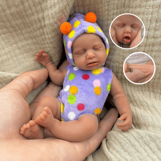 15 cm Loulou Mini Reborn Puppe aus Silikon mit dunkler Hautfarbe und gepunktetem Outfit