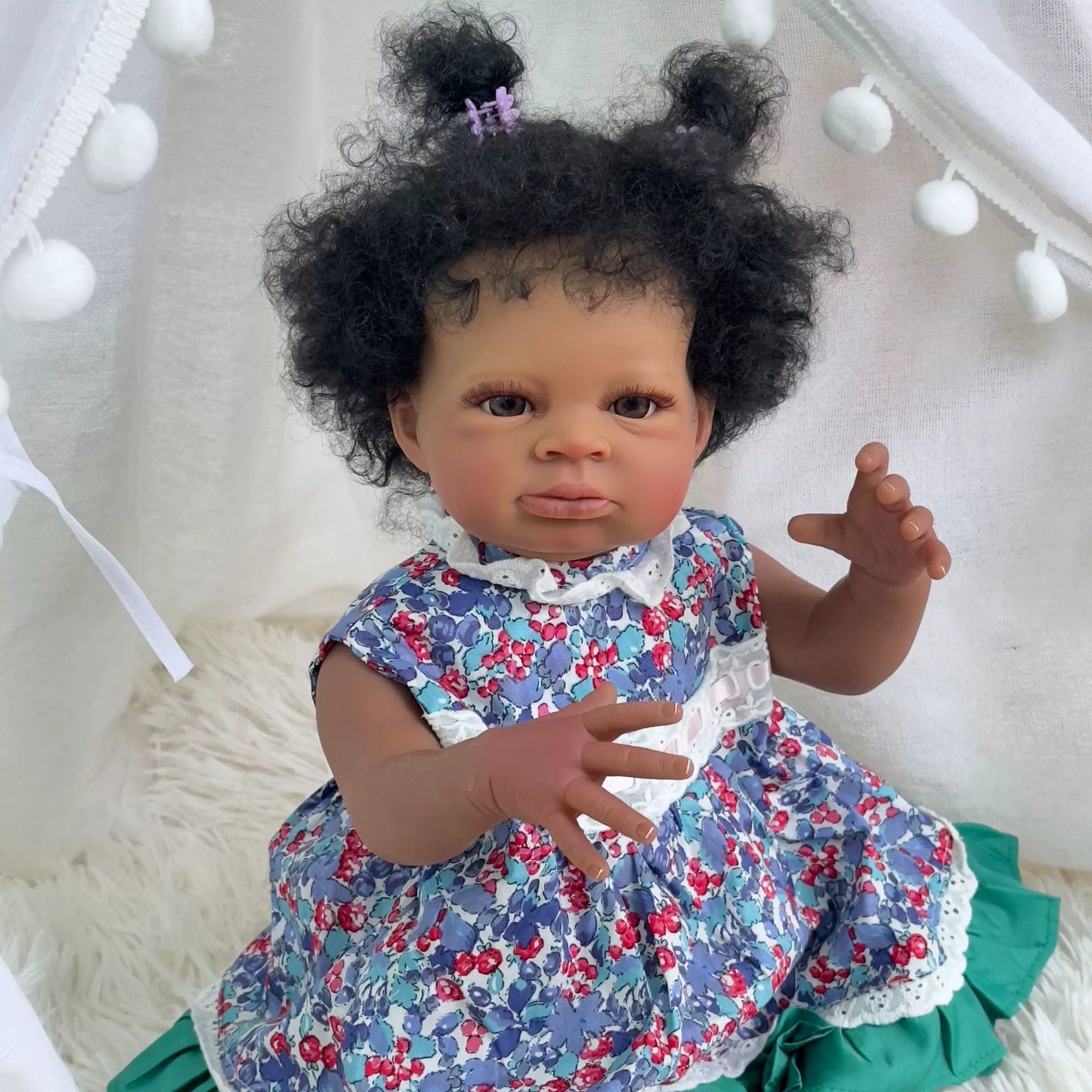 50cm offene Augen dunkle Haut lockiges Haar Reborn-Puppe im Blumenkleid – Lanny