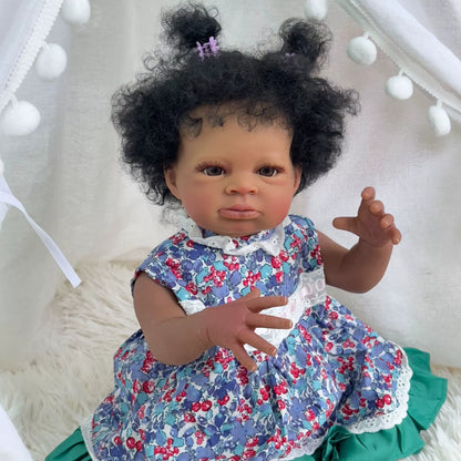 50cm offene Augen dunkle Haut lockiges Haar Reborn-Puppe im Blumenkleid – Lanny