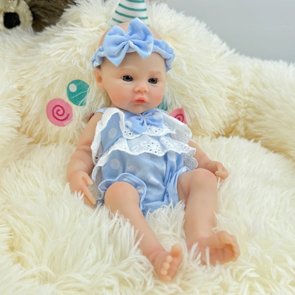 30 cm vollständig aus Silikon gefertigtes Reborn-Baby Meadow Mädchen in blauer Kleidung mit weißen Punkten