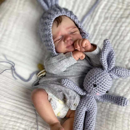 19 Zoll lebensechte Reborn-Puppe mit geschlossenen Augen in grauer Kleidung - Pascale