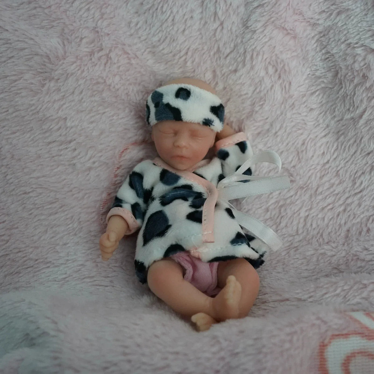 6 Zoll große Mini-Reborn-Puppe mit geschlossenen Augen in Kuhkleidung - Darren