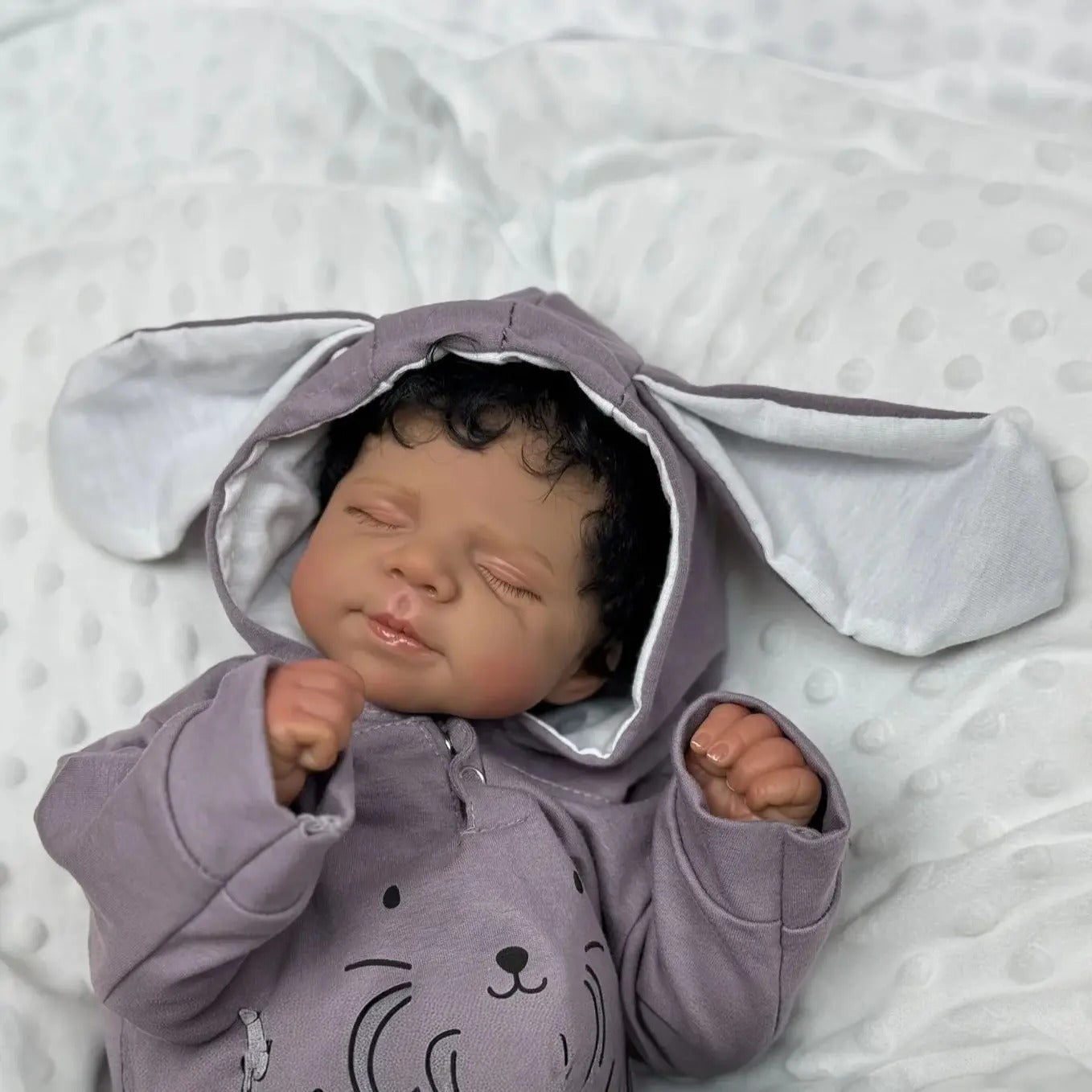 45cm Reborn Puppe Mädchen Pascale mit geschlossenen Augen dunkler Haut und kurzem Haar