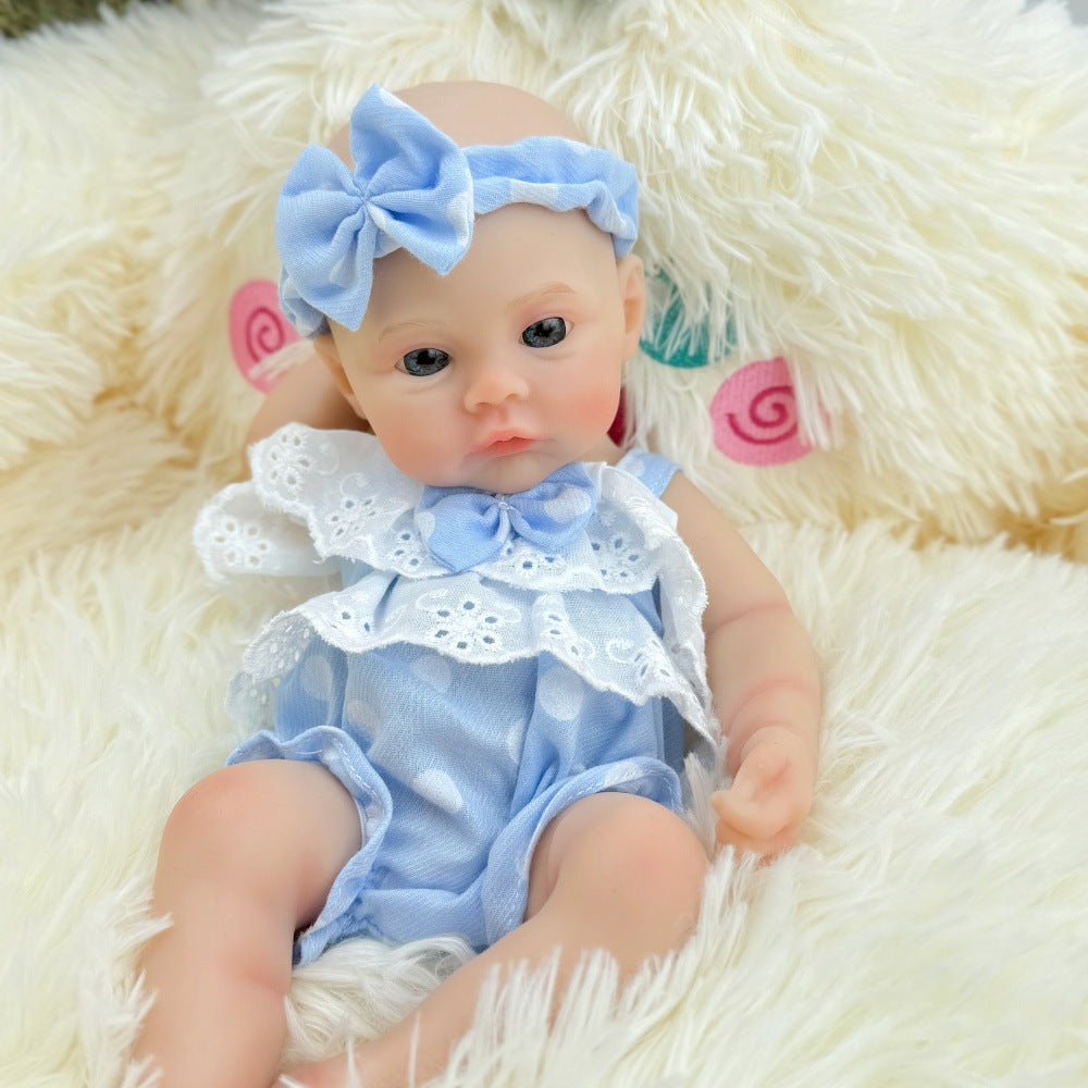 30 cm vollständig aus Silikon gefertigtes Reborn-Baby Meadow Mädchen in blauer Kleidung mit weißen Punkten