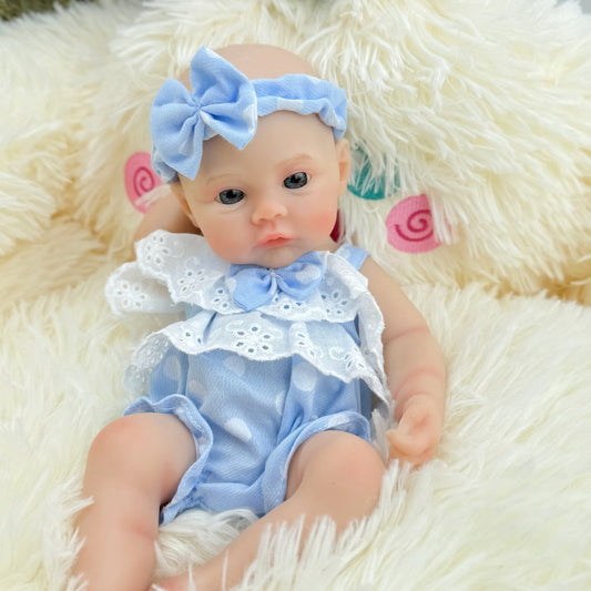 30 cm vollständig aus Silikon gefertigtes Reborn-Baby Meadow Mädchen in blauer Kleidung mit weißen Punkten