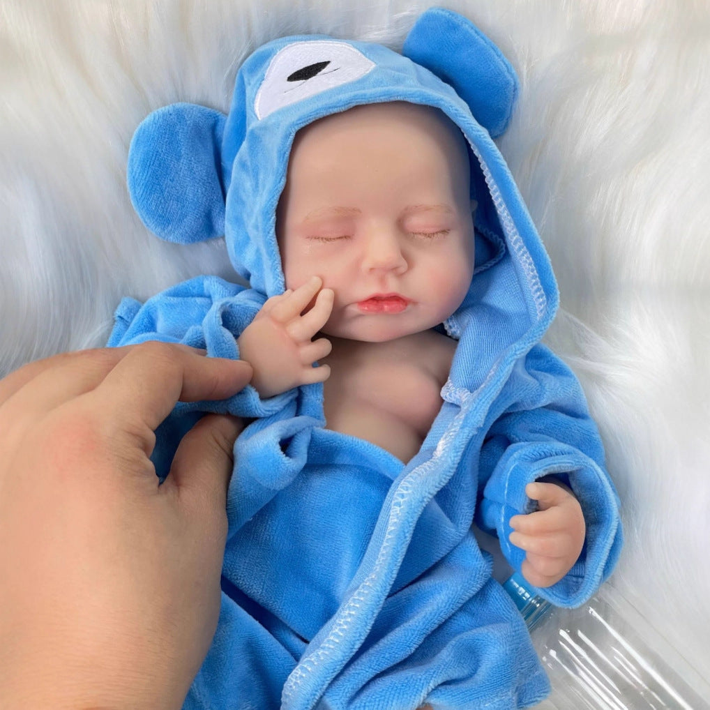 30cm lebensechte Loulou-Reborn-Puppe aus Vollsilikon schlafend und im blauen Bademantel