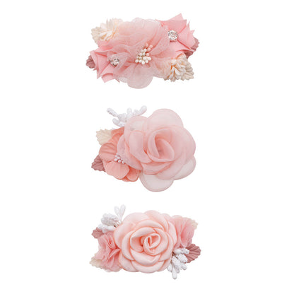 Süßes dreiteiliges Set mit Haarspangen aus Kunstblumen in Rosa
